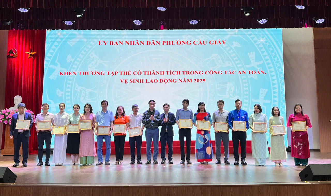 Ông Ngô Ngọc Phương- Chủ tịch UBND phường Cầu Giấy trao quà khen thưởng tập thể có thành tích trong năm công tác an toàn, vệ sinh lao động năm 2026