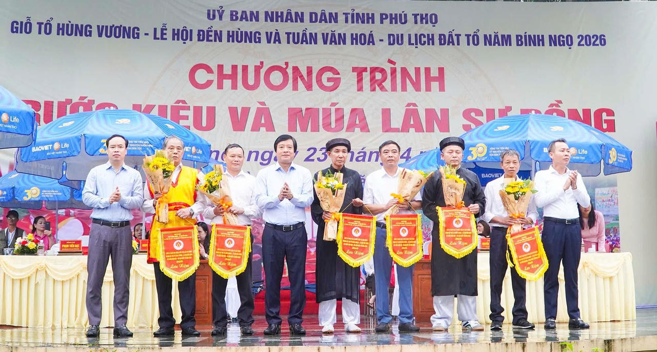 Lãnh đạo tỉnh Phú Thọ và đại diện Ban Tổ chức trao cờ lưu niệm cho các đơn vị tham gia rước kiệu.Ảnh: Ngọc Phúc 