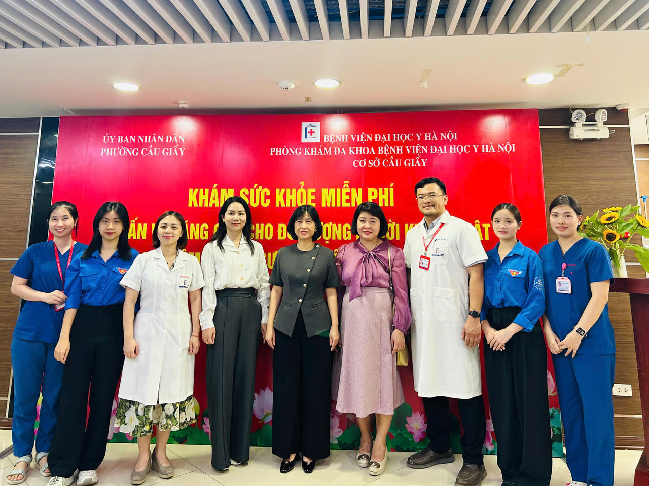 Phường Cầu Giấy tổ chức khám sức khỏe miễn phí, trao quà cho người khuyết tật