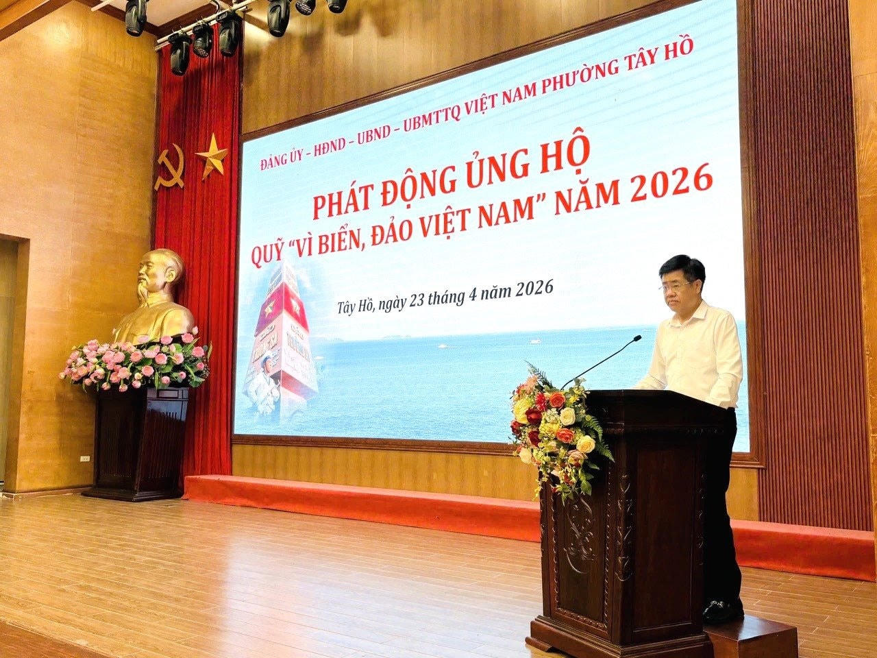 Chủ tịch Ủy ban MTTQ Việt Nam phường Tây Hồ Phạm Thế Vinh phát biểu tại lễ phát động. (Ảnh: H.Nhung)