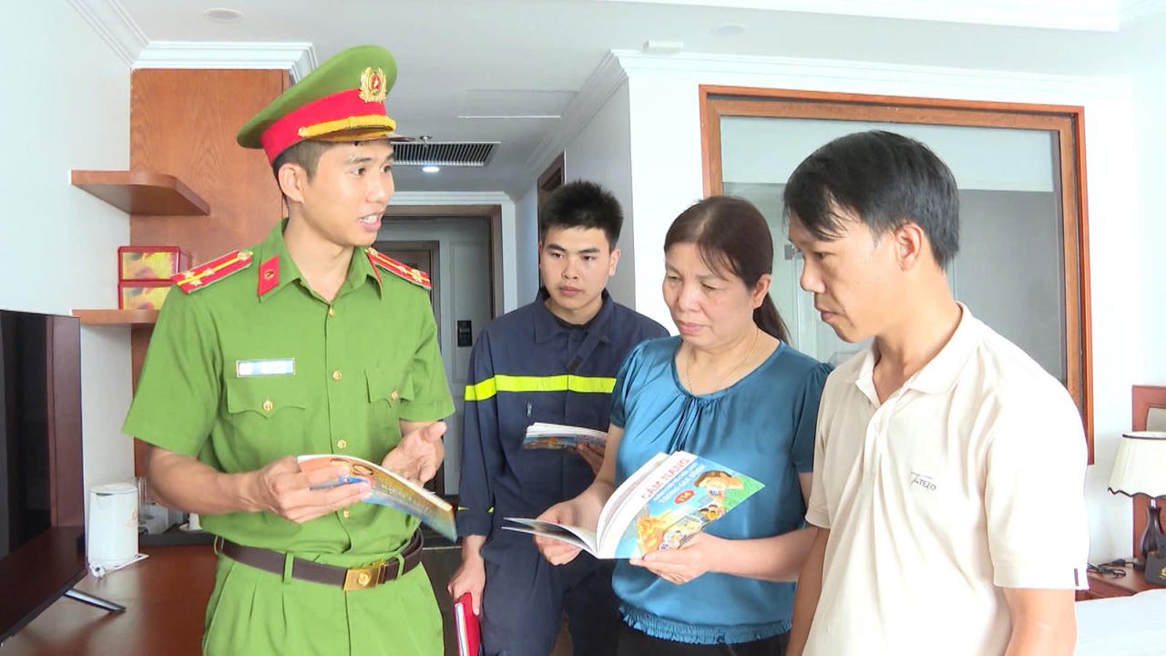 Công an Tuyên truyền, hướng dẫn người dân và cơ sở lưu trú nâng cao ý thức chấp hành quy định pháp luật, bảo đảm an ninh, an toàn trong hoạt động du lịch.