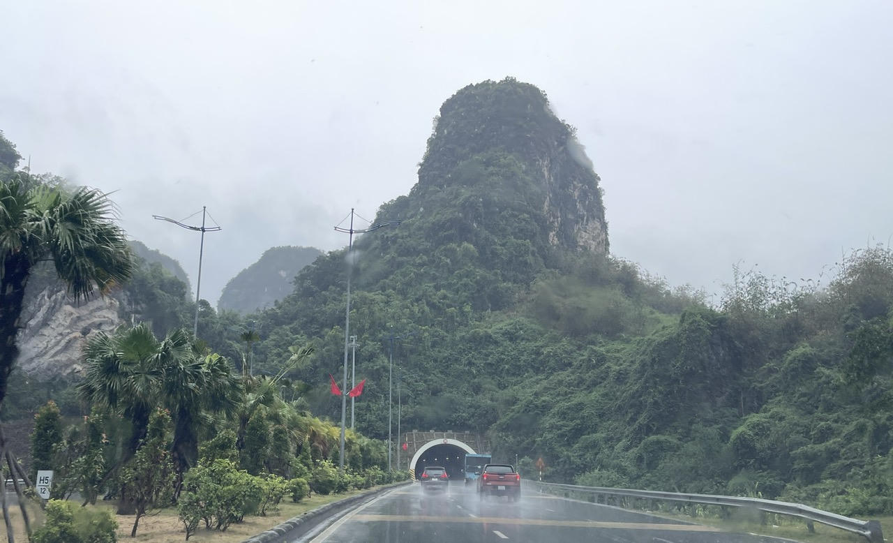 Quảng Ninh: Cảnh báo lũ quét, dông, lốc