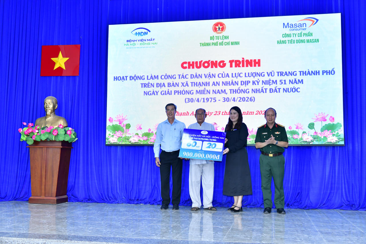 Bệnh viện mắt Hà Nội - Đồng Nai trao tặng kinh phí mổ mắt 