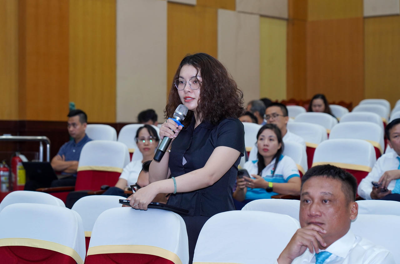 Một cổ đông đặt câu hỏi tại phiên họp.