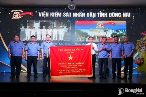 Phó Bí thư Tỉnh ủy, Trưởng ban Tổ chức Tỉnh ủy Đồng Nai Thái Bảo tặng bức trướng cho tập thể lãnh đạo VKSND tỉnh Đồng Nai. (Ảnh: Trần Danh)