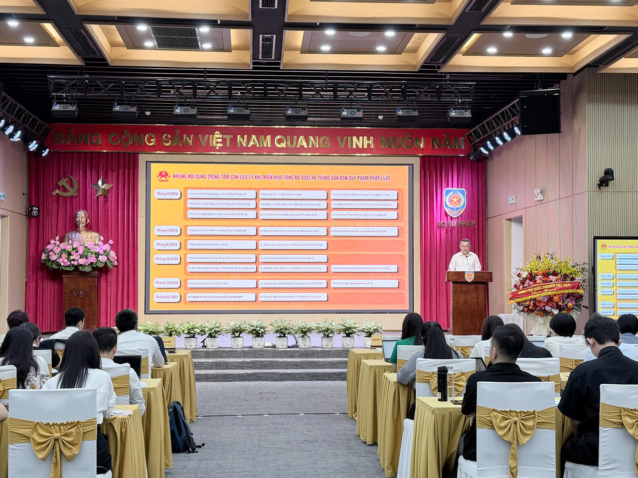 Ông Hồ Quang Huy, Cục trưởng&nbsp;Cục Kiểm tra văn bản và Tổ chức thi hành pháp luật trình bày về những nội dung trọng tâm cần lưu ý khi triển khai tổng rà soát hệ thống VBQPPL.