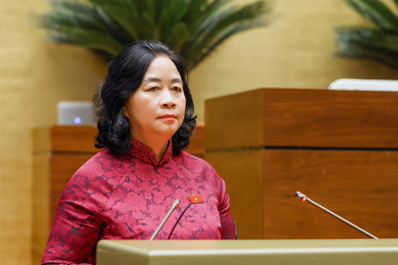 Chủ tịch Ủy ban Trung ương Mặt trận Tổ quốc Việt Nam Bùi Thị Minh Hoài trình bày Báo cáo tổng hợp ý kiến, kiến nghị của cử tri và Nhân dân gửi đến kỳ họp thứ Nhất, Quốc hội khóa XVI.