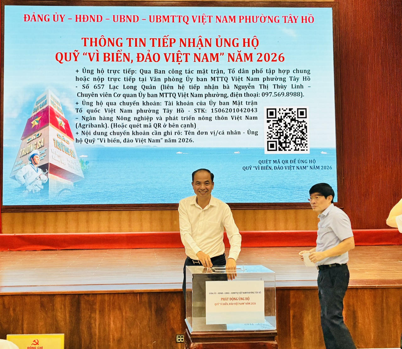 Ngay tại lễ phát động, Ban Tổ chức đã tiếp nhận số tiền ủng hộ được là 188.936.000 đồng, góp phần tiếp thêm nguồn lực cho các hoạt động hướng về biển đảo trong thời gian tới. (Ảnh: H.Nhung)