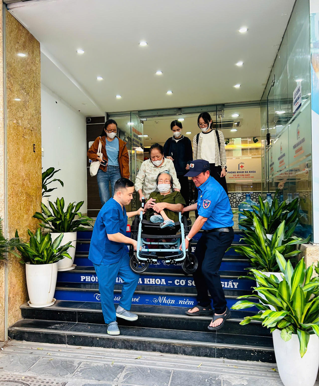 Phường Cầu Giấy tổ chức khám sức khỏe miễn phí, trao quà cho người khuyết tật