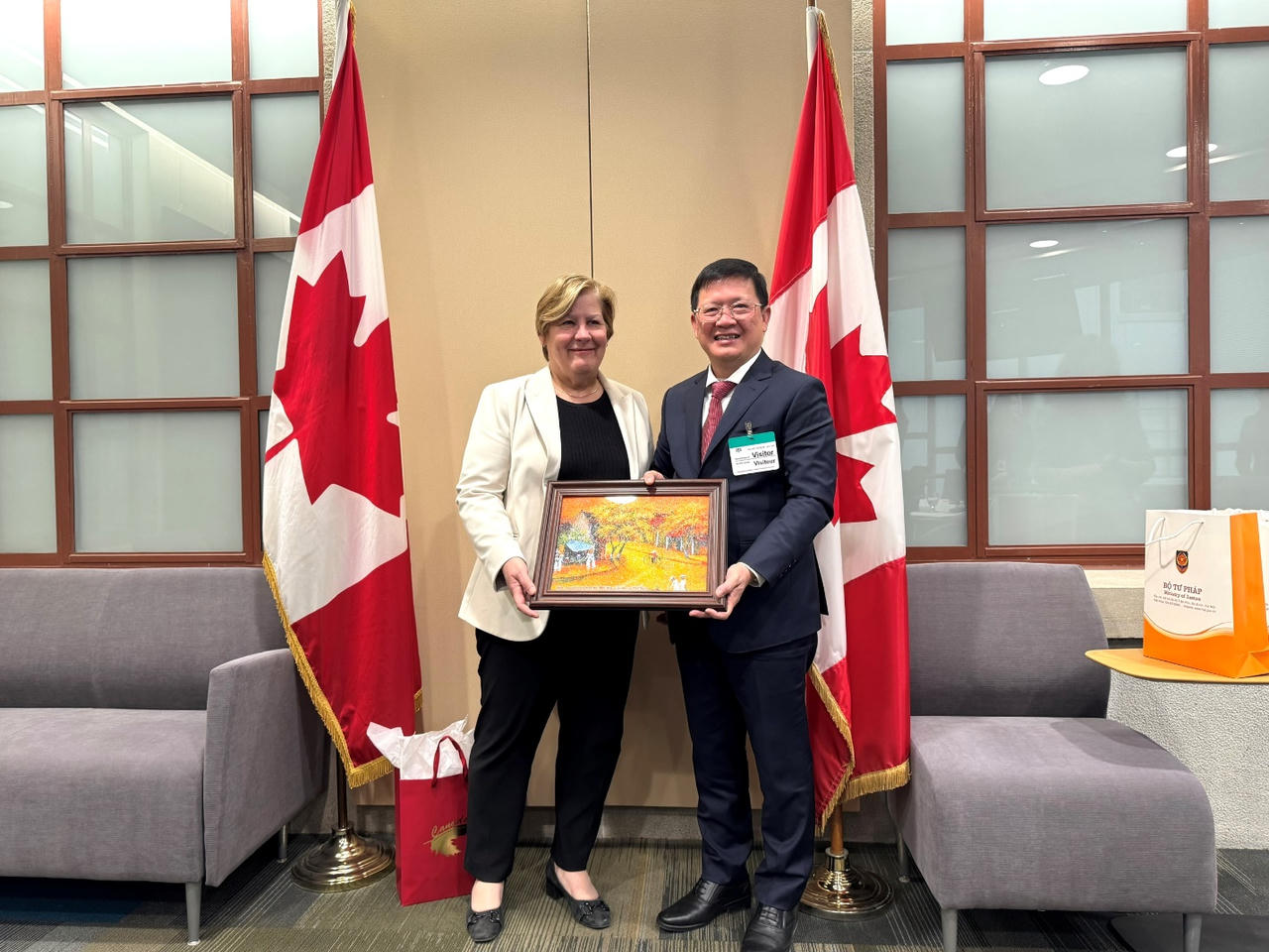 Thứ trưởng Mai Lương Khôi tặng Thứ trưởng Bộ Tư pháp Canada Marie Josés Hogue quà lưu niệm.