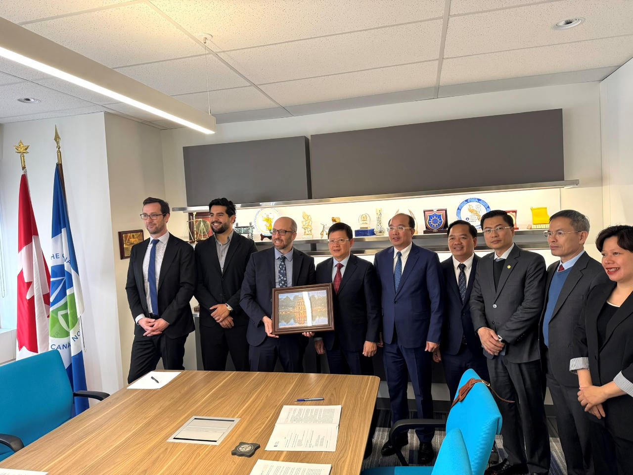 Đoàn làm việc với Hiệp hội luật sư Canada và Hội Luật gia Canada