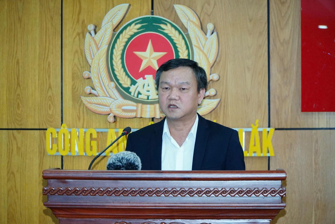 Ông Đào Mỹ - Phó Chủ tịch UBND tỉnh Đắk Lắk gửi lời chúc mừng các chiến sĩ trong ban chuyên án.