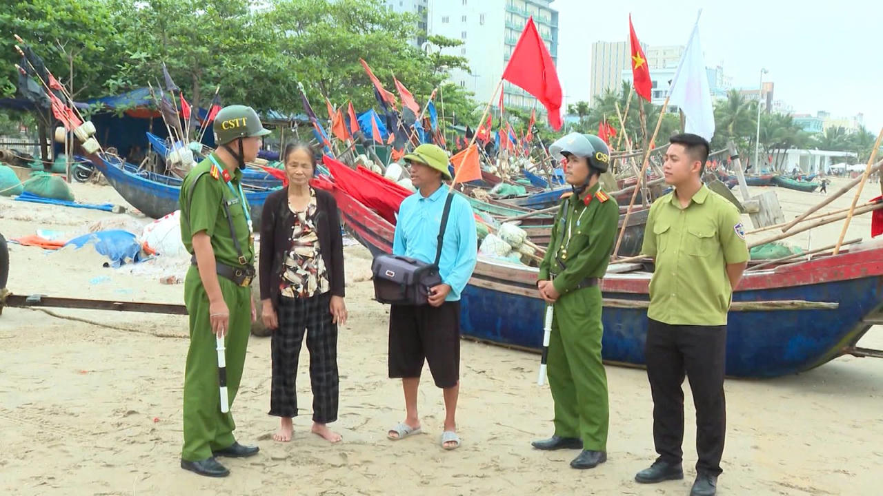 Lực lượng Công an cơ sở tăng cường bám địa bàn, tuyên truyền, vận động ngư dân chấp hành quy định pháp luật, bảo đảm ANTT khu vực bãi biển.