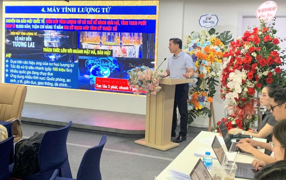 Thượng tá Nguyễn Đình Đỗ Thi khuyên mọi người dân cần chủ động bảo vệ thông tin bằng mật khẩu mạnh, xác thực đa yếu tố, thận trọng trong các giao dịch tài chính. (Ảnh trong bài: Lan Hạ)