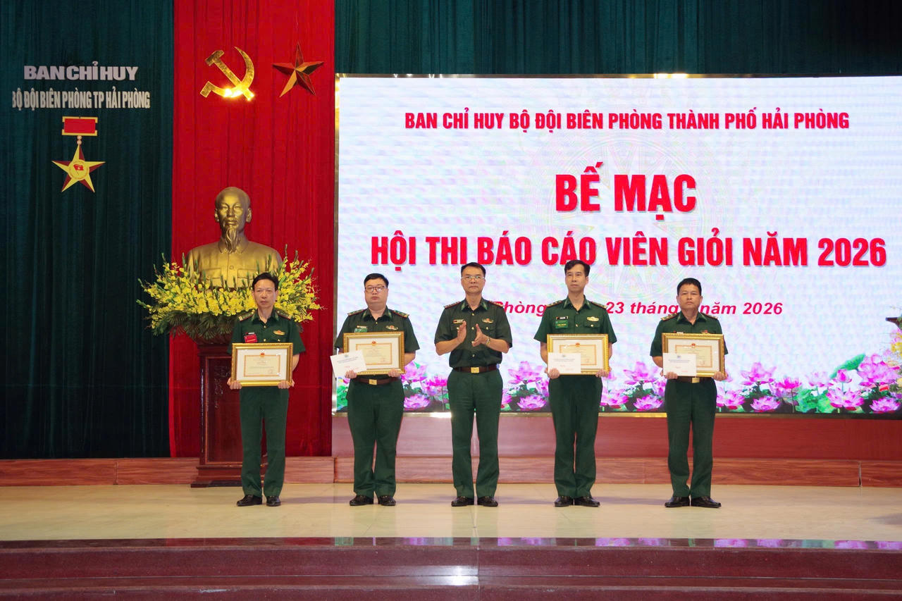 Đại tá Phạm Hồng Phong, Chính ủy Bộ đội Biên phòng TP Hải Phòng trao khen thưởng cho tập thể, cá nhân có thành tích tiêu biểu tại Hội thi.