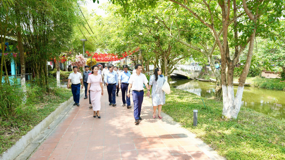 Phó Chủ tịch UBND thành phố Trần Hữu Thuỳ Giang và lãnh đạo các sở, ban, ngành khảo sát thực tế khu vực Cầu ngói Thanh Toàn.