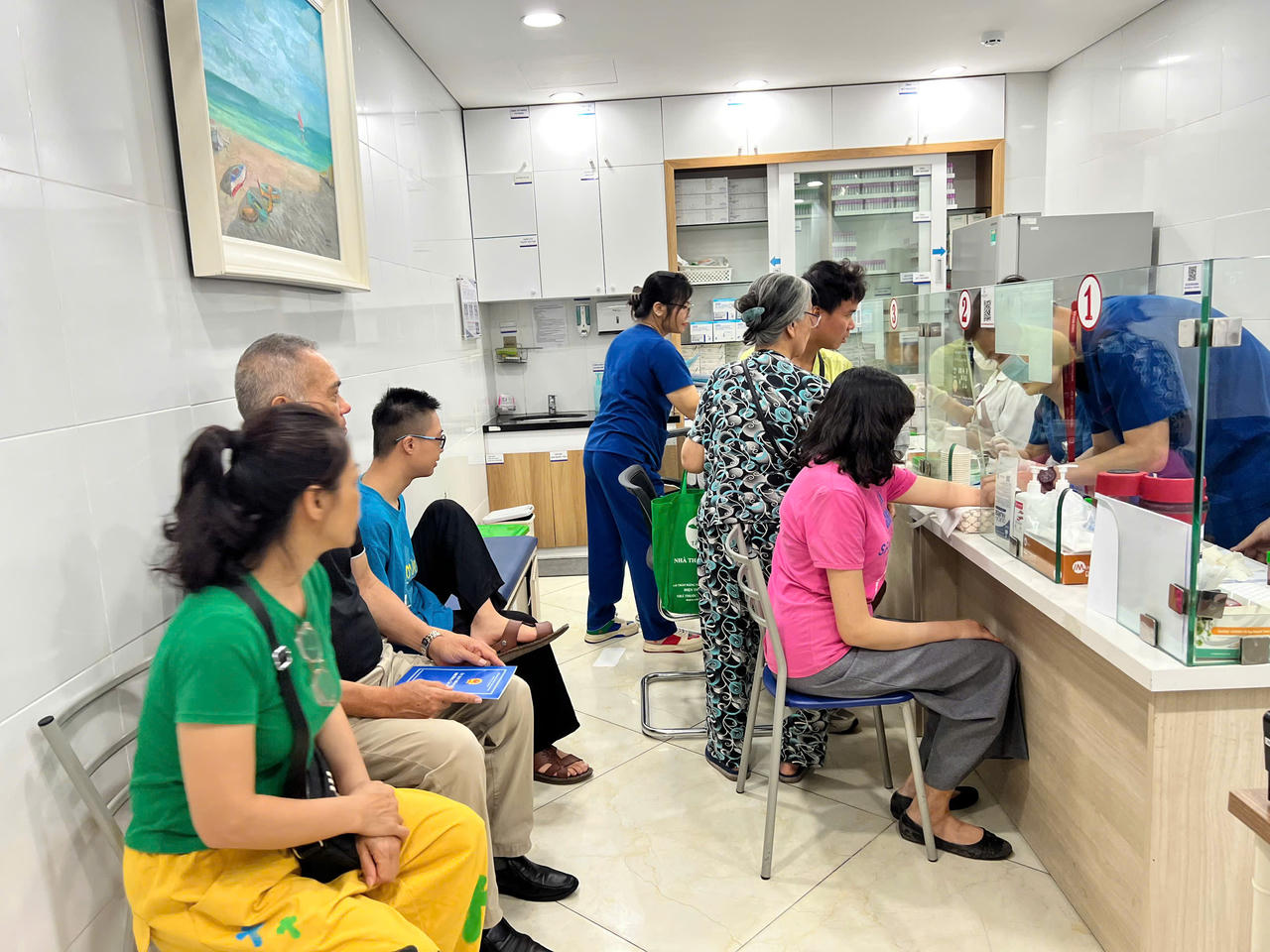 Đội ngũ y, bác sĩ trực tiếp thăm khám, kiểm tra sức khỏe cho người dân tham gia chương trình.