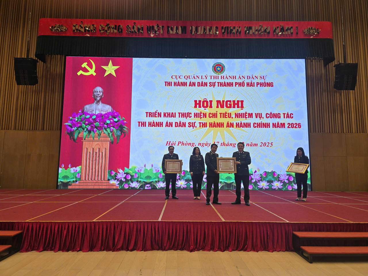 Ông Nguyễn Mạnh Hà nhận Bằng khen của Thủ tướng Chính phủ, năm 2025