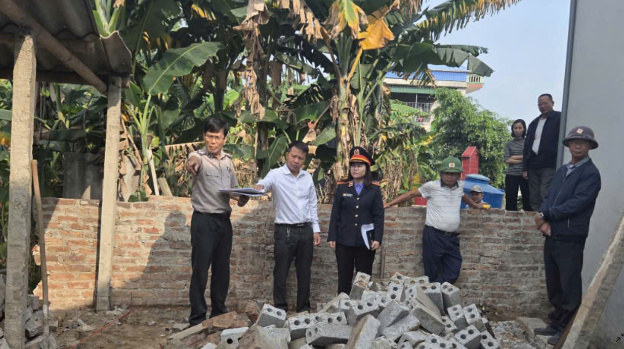 Ông Nguyễn Mạnh Hà  (áo sơ mi trắng) chỉ đạo điều hành trong buổi bàn giao đất giữa ông Nguyễn Văn Hạnh và ông Nguyễn Văn Viết