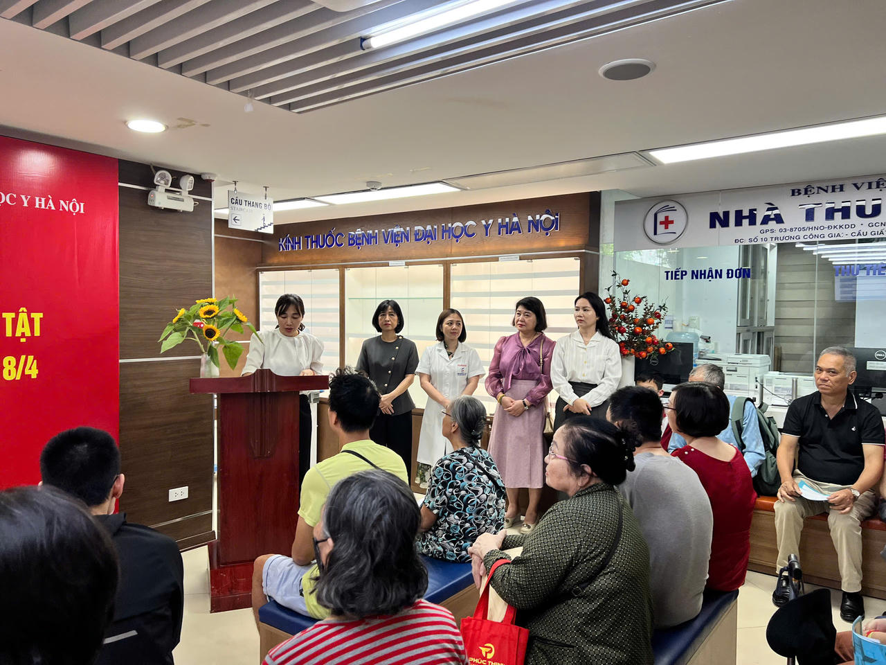 Đội ngũ cán bộ phường Cầu Giấy đang triển khai các nội dung của chương trình khám sức khỏe miễn phí dành cho người khuyết tật.