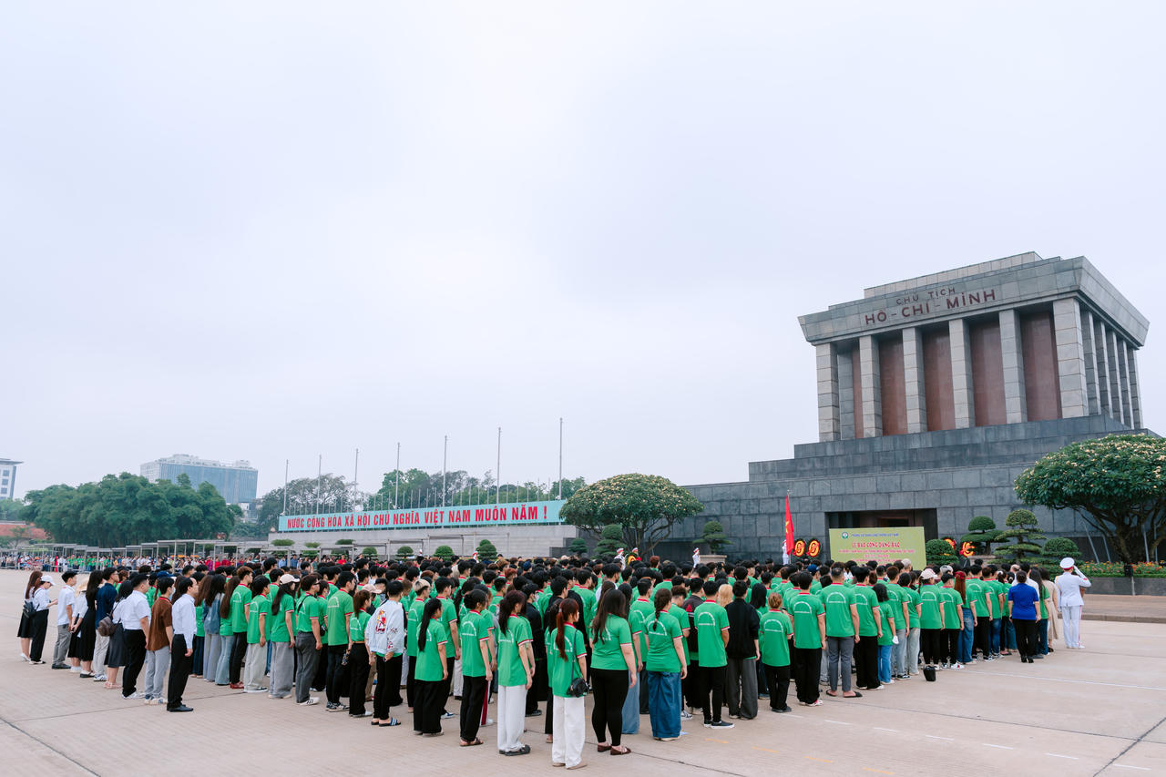 Sinh viên K10 - Trường Cao đẳng Công thương Việt Nam tham gia dâng hương, trải nghiệm thực tế trên cả nước