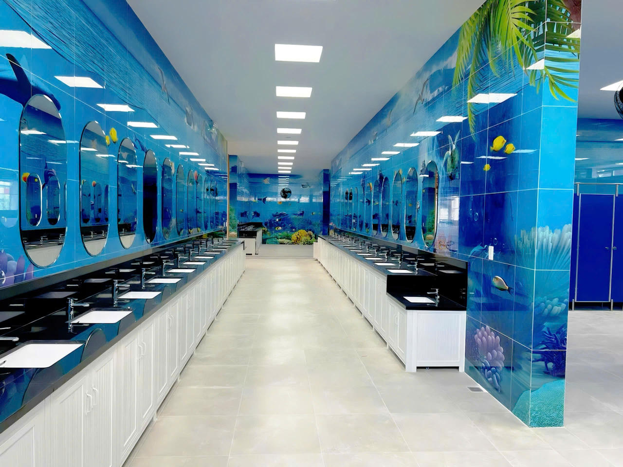 Nhà vệ sinh tại Khu dịch vụ trung tâm được ốp lát và trang trí bằng gạch tranh 3D, tạo hiệu ứng thị giác 3 chiều sống động, chân thực.