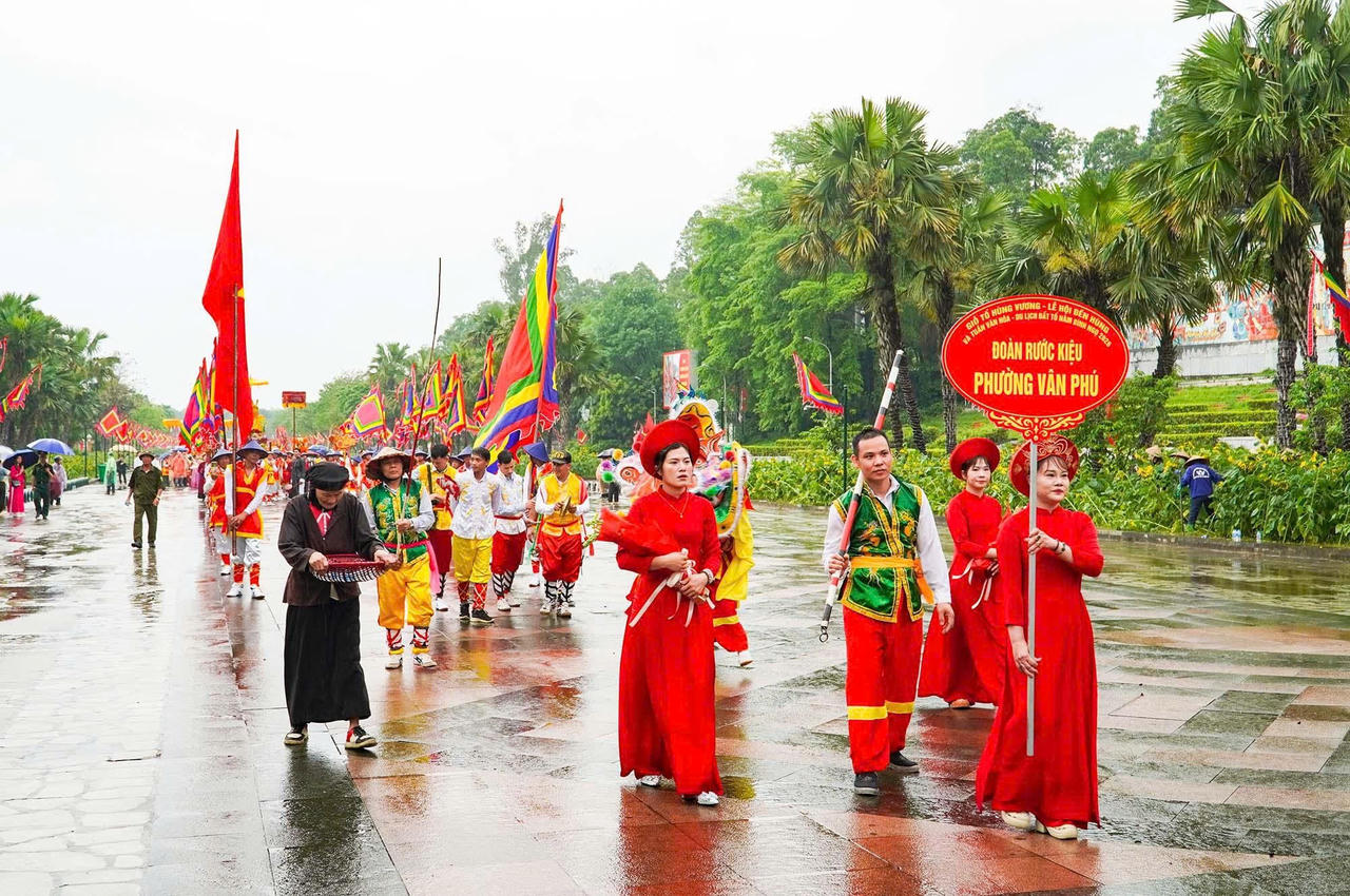 Đoàn rước kiệu phường Vân Phú