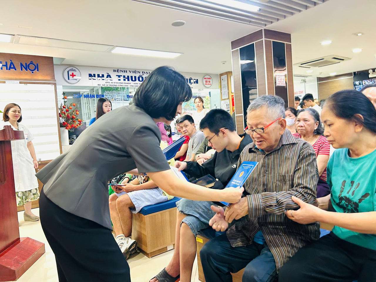 Phường Cầu Giấy tổ chức khám sức khỏe miễn phí, trao quà cho người khuyết tật