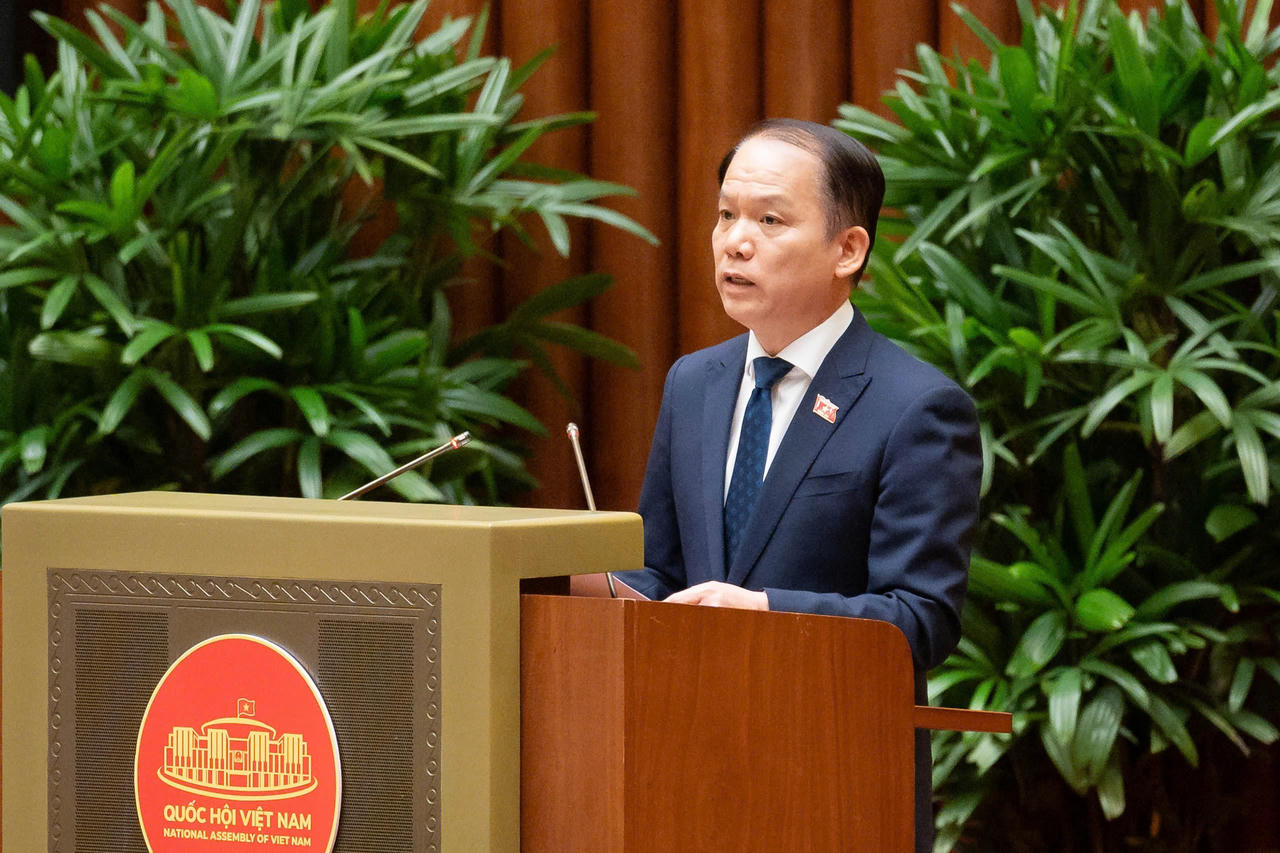 Bộ trưởng Hoàng Thanh Tùng báo cáo tiếp thu, giải trình trước khi Nghị quyết được thông qua.