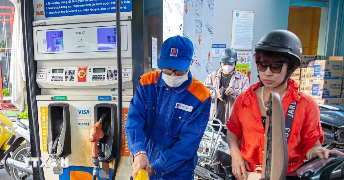 Tiếp đà giảm, xăng RON95-III còn chưa đầy 23.000 đồng/lít