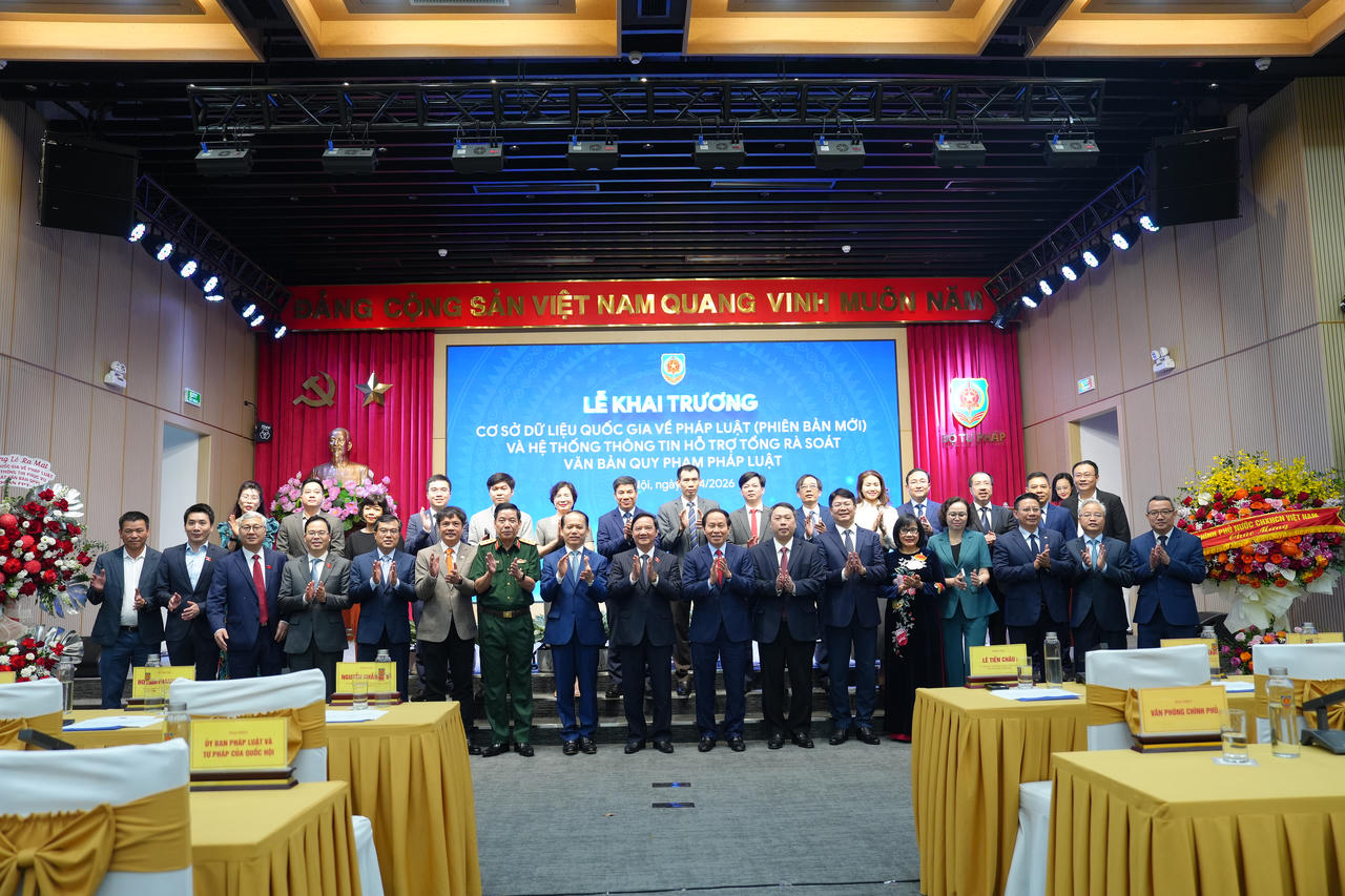 Phó Chủ tịch Quốc hội Nguyễn Khắc Định, Phó Thủ tướng Lê Tiến Châu, Bộ trưởng Bộ Tư pháp Hoàng Thanh Tùng chụp ảnh lưu niệm cùng các đại biểu tham dự.