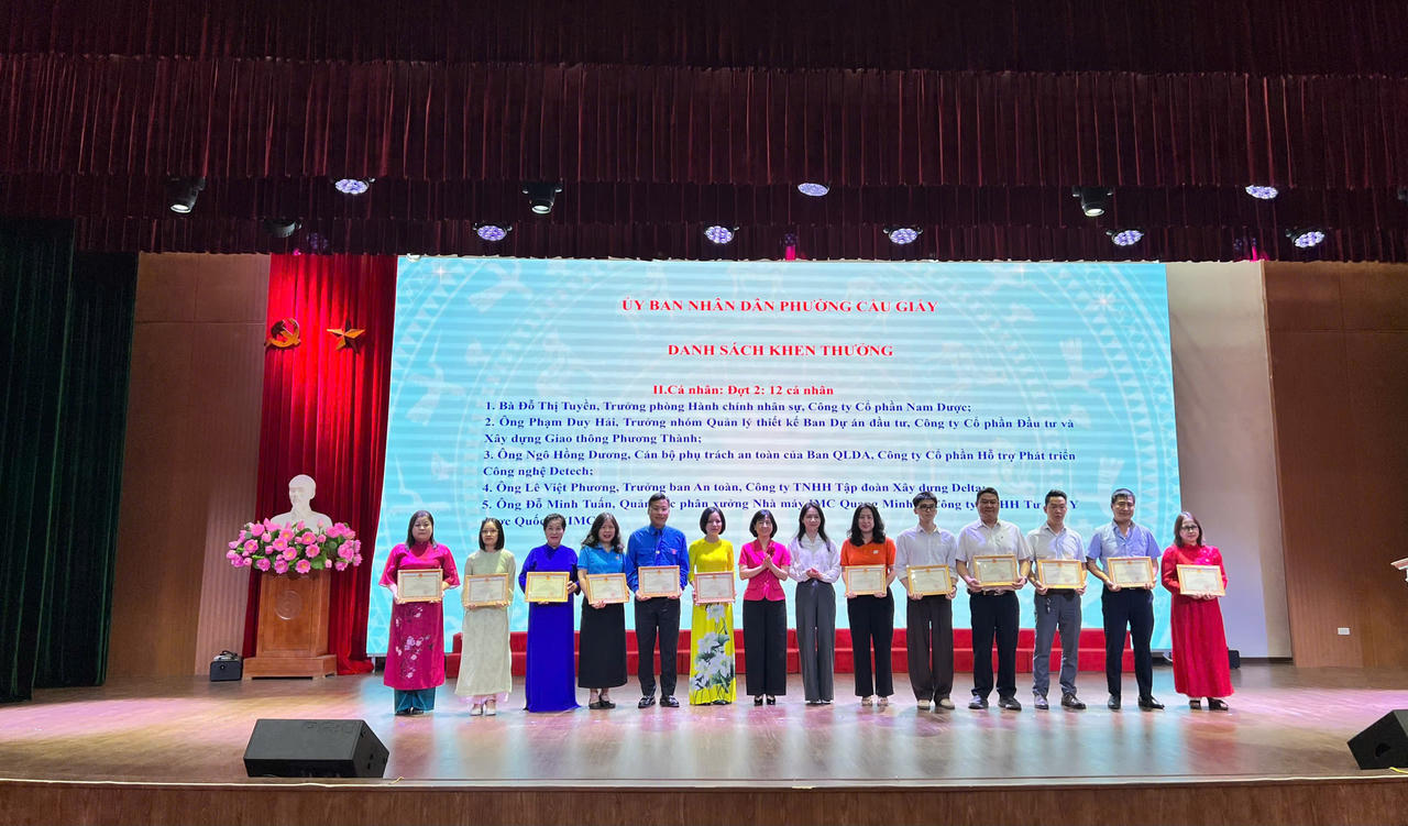 Bà Nguyễn Thị Thu Hà, Phó Chủ tịch UBND phường Cầu Giấy (áo hồng)  trao quà khen thưởng các cá nhân&nbsp;có thành tích trong năm công tác an toàn, vệ sinh lao động năm 2026