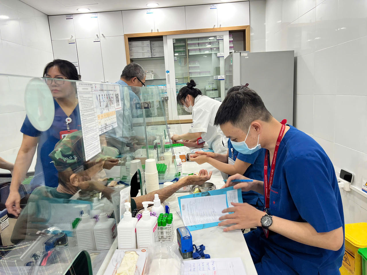 Khu vực lấy mẫu xét nghiệm được bố trí khoa học, tạo thuận lợi cho người dân tham gia khám sức khỏe.