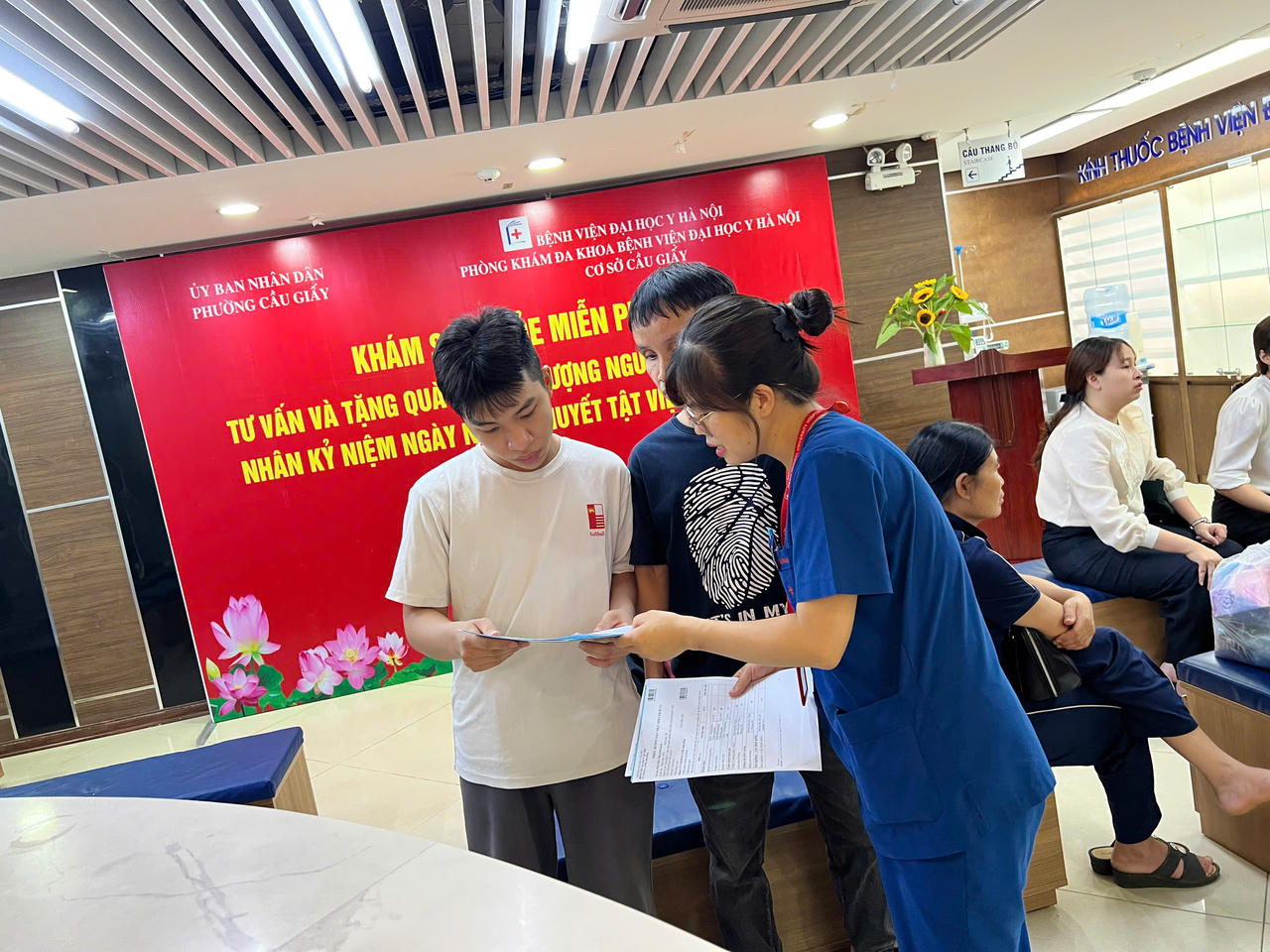 Nhân viên y tế tận tình thăm khám, kiểm tra sức khỏe cho người dân.