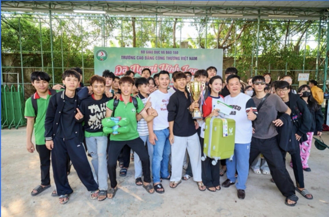 Sinh viên VCI địa điểm đào tạo Thành phố Hồ Chí Minh dã ngoại tại Vĩnh Long