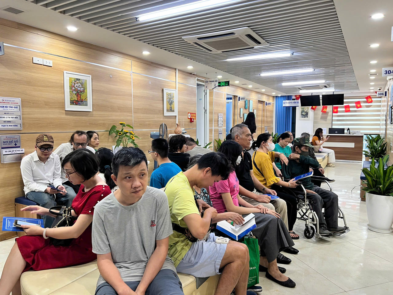 Người dân chờ đến lượt khám trong không khí trật tự, nền nếp