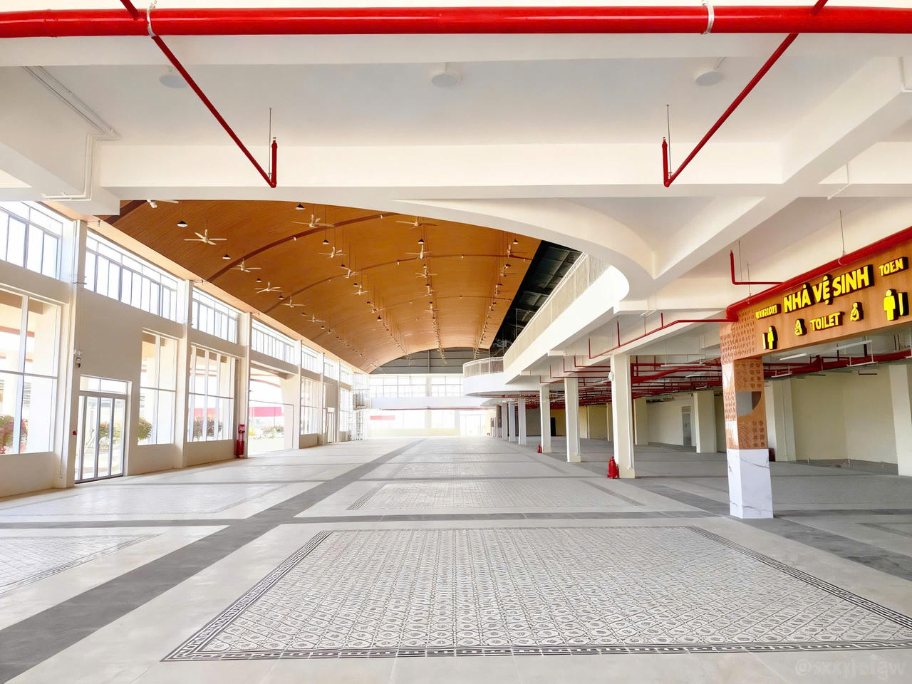 Phía bên trong Khu dịch vụ trung tâm rộng rãi, thoáng mát, đang hoàn thiện những bước cuối cùng để đón khách.