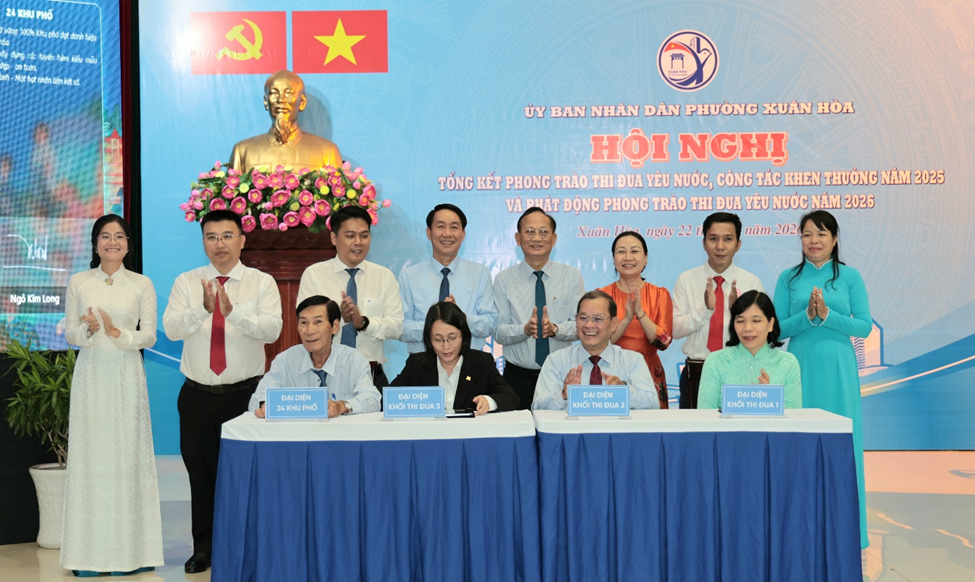 Nghi thức ký kết giao ước thi đua năm 2026 giữa các khối và 24 khu phố trên địa bàn phường Xuân Hòa.