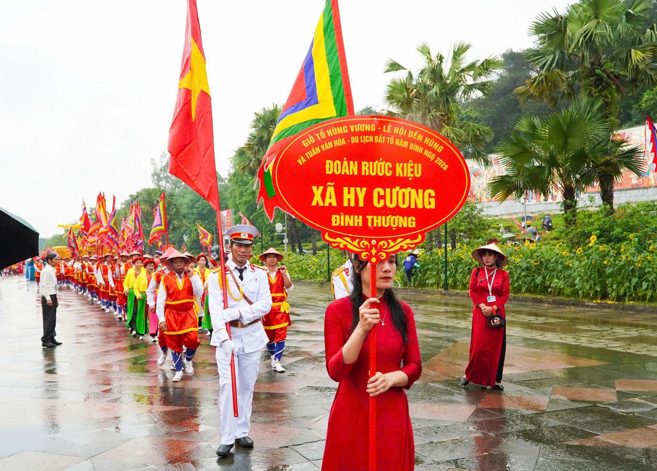 Đoàn rước kiệu của xã Hy Cương.Ảnh: Ngọc Phúc 