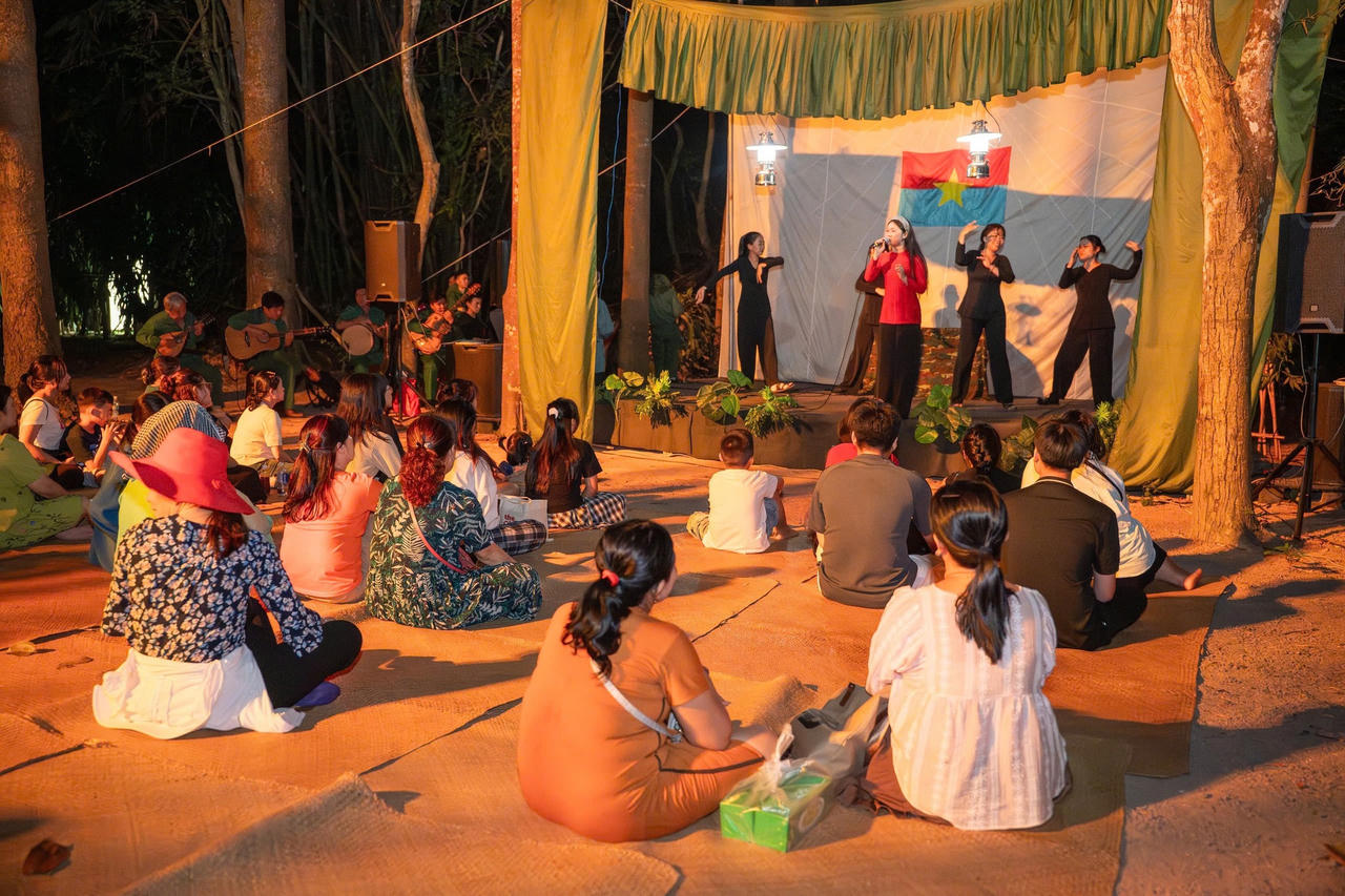 Du khách trải nghiệm tour đêm  “Trăng chiến khu”. Ảnh: Địa đạo Củ Chi