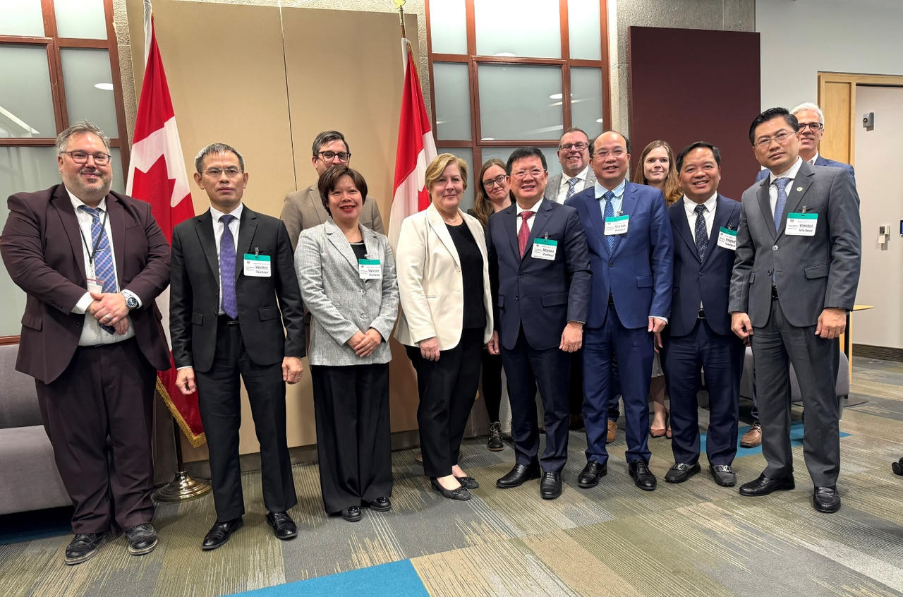 Đoàn làm việc với Bộ Tư pháp Canada