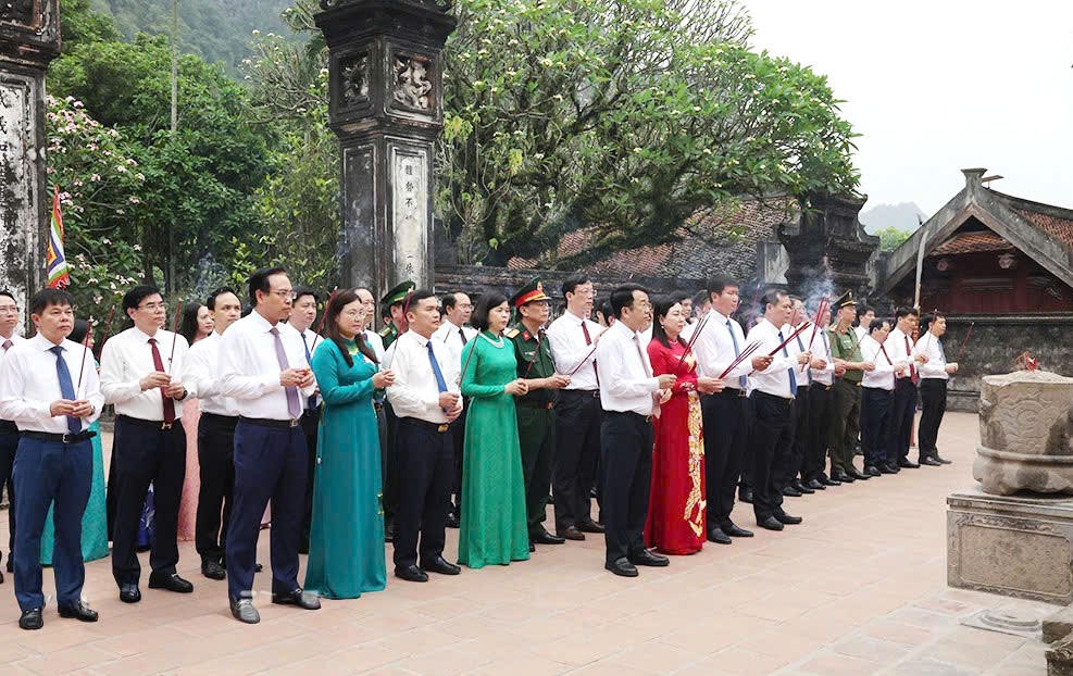 Đoàn đã đến dâng hương tưởng niệm&nbsp;Vua Đinh Tiên Hoàng.