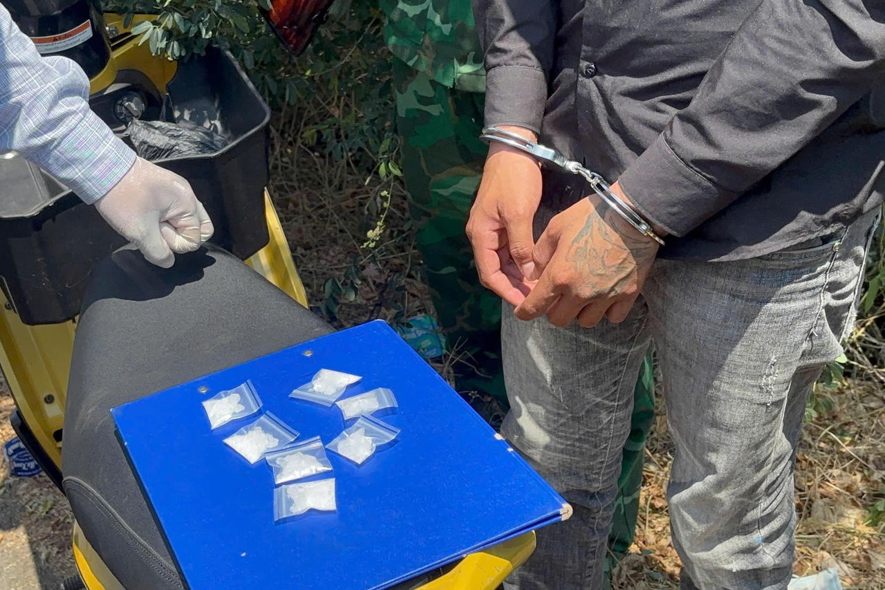 Bắt giữ đối tượng tàng trữ ma túy tổng hợp tại Vĩnh Long