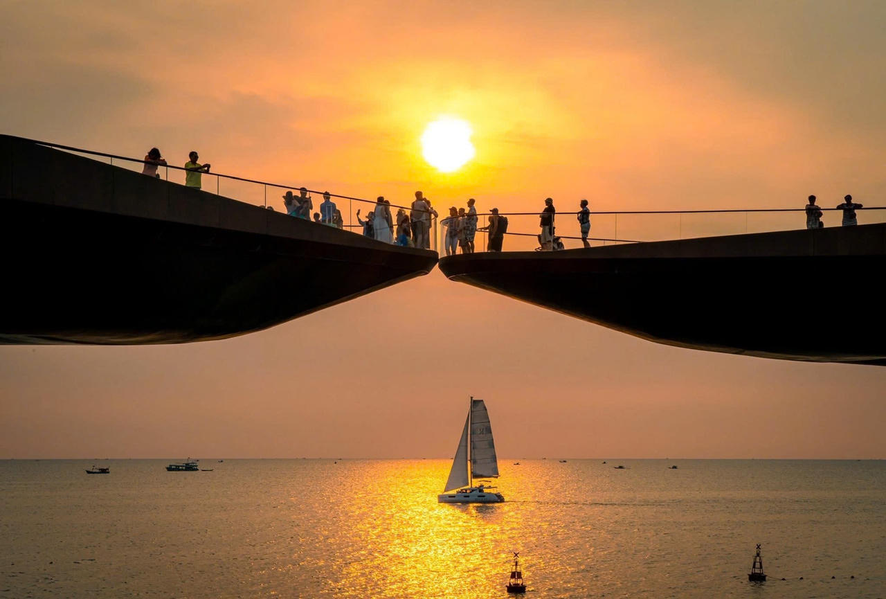 Cầu Hôn (Kiss Bridge), một biểu tượng kiến trúc và du lịch mới tọa lạc tại đặc khu Phú Quốc, tỉnh An Giang.