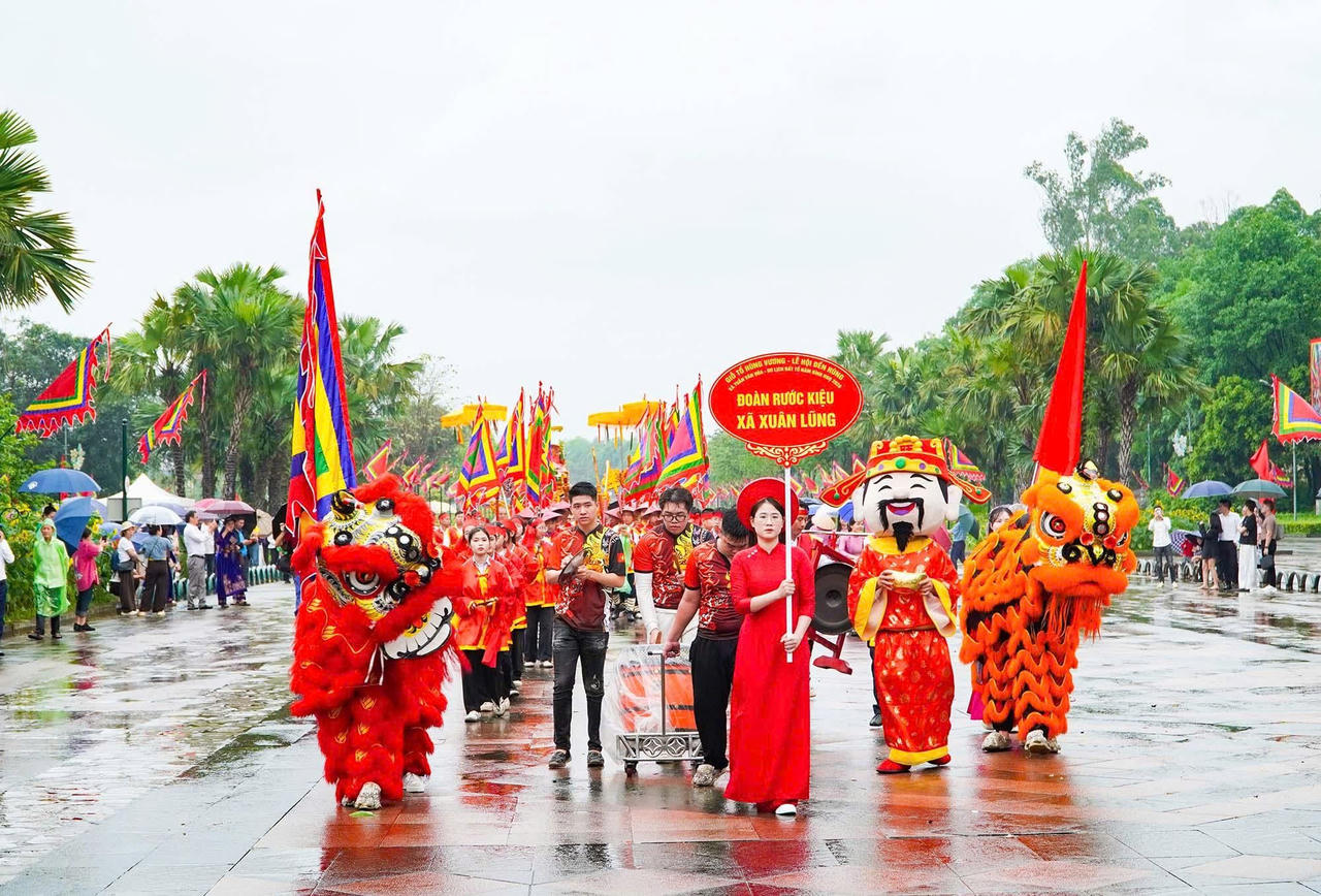 Đoàn rước xuất phát từ cổng chính Khu di tích. Ảnh: Ngọc Phúc&nbsp;