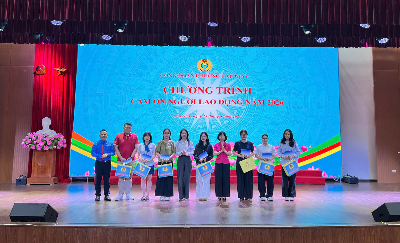 Bà&nbsp;Nguyễn Thị Thu Hà, Phó Chủ tịch UBND phường Cầu Giấy (áo hồng) &nbsp;trao quà&nbsp;“Cảm ơn người lao động” năm 2026