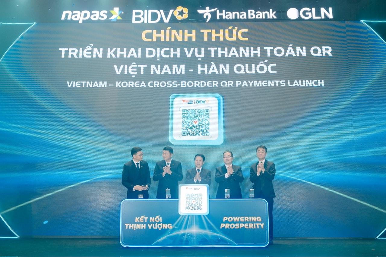 Đại diện Lãnh đạo NHNN, NAPAS, GLN và Hana Bank bấm nút ra mắt dịch vụ thanh toán QR Việt Nam - Hàn Quốc