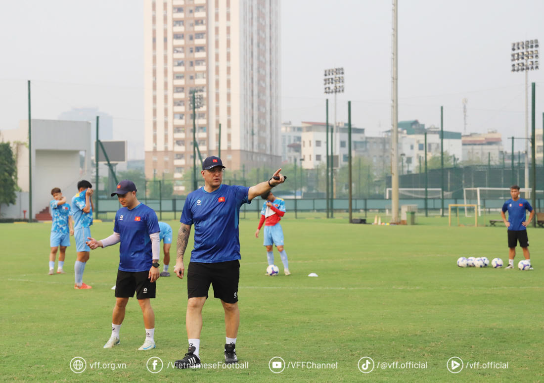 Ông Roland nhấn mạnh không được "chủ quan, coi thường đối thủ" trong trận chung kết