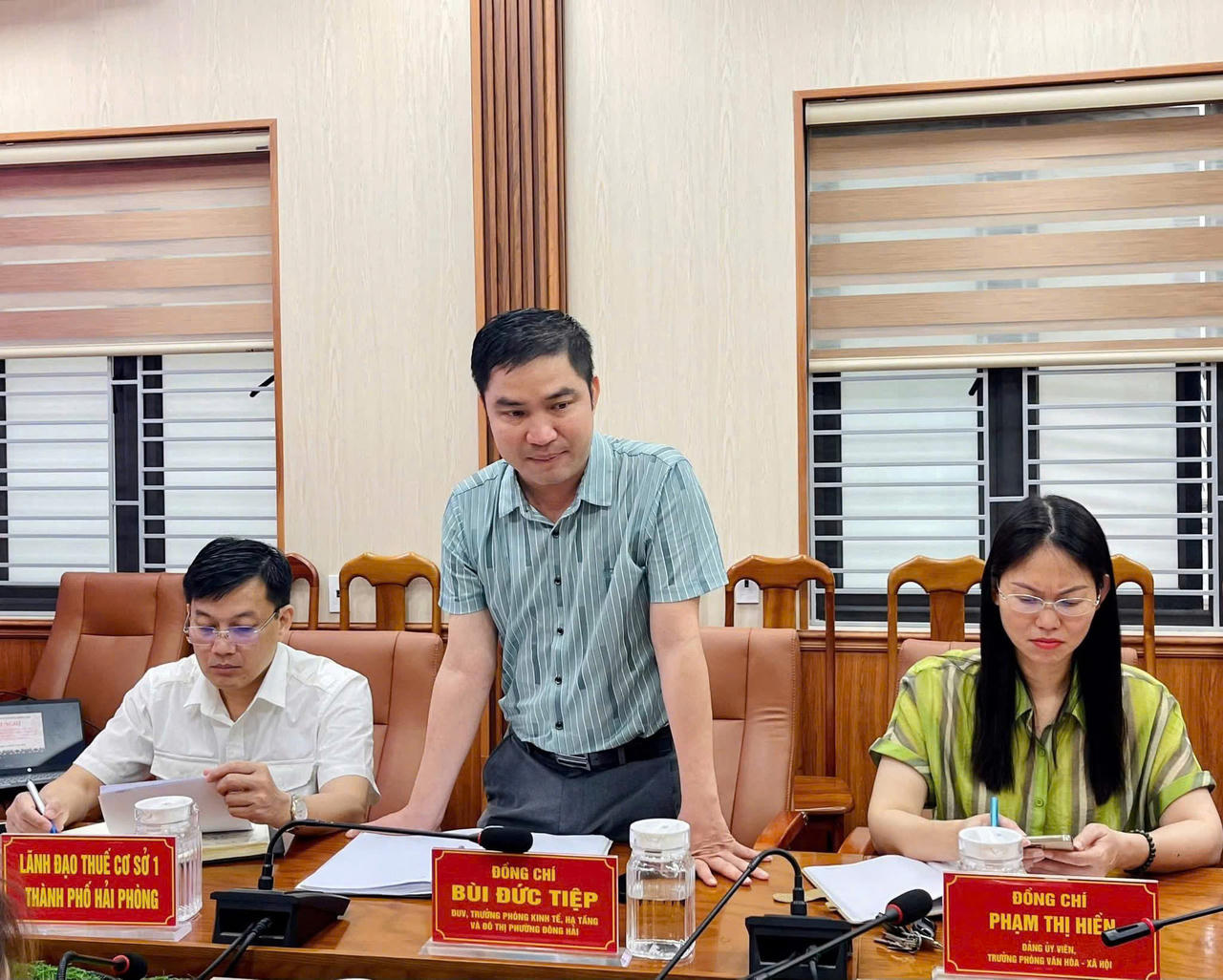 Ông Bùi Đức Tiệp - Trưởng phòng Kinh tế, hạ tầng và đô thị phường phát biểu tại hội nghị.