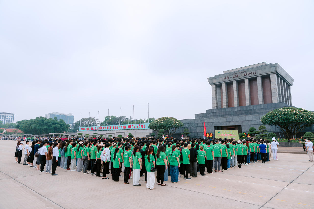 Thầy và trò trường Cao đẳng Công thương Việt Nam tham dự lễ dâng hương báo công tại Lăng Chủ tịch Hồ Chí Minh